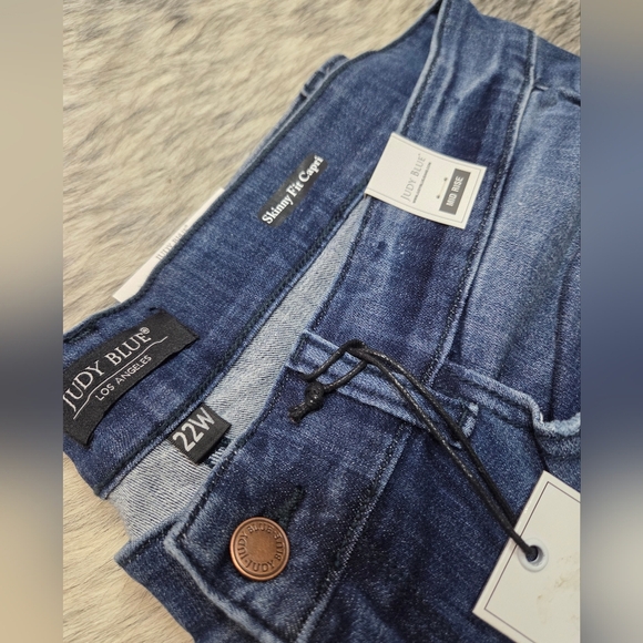 Judy Blue Women's Blue Distressed Capri Jeans - Picture 2 of 3